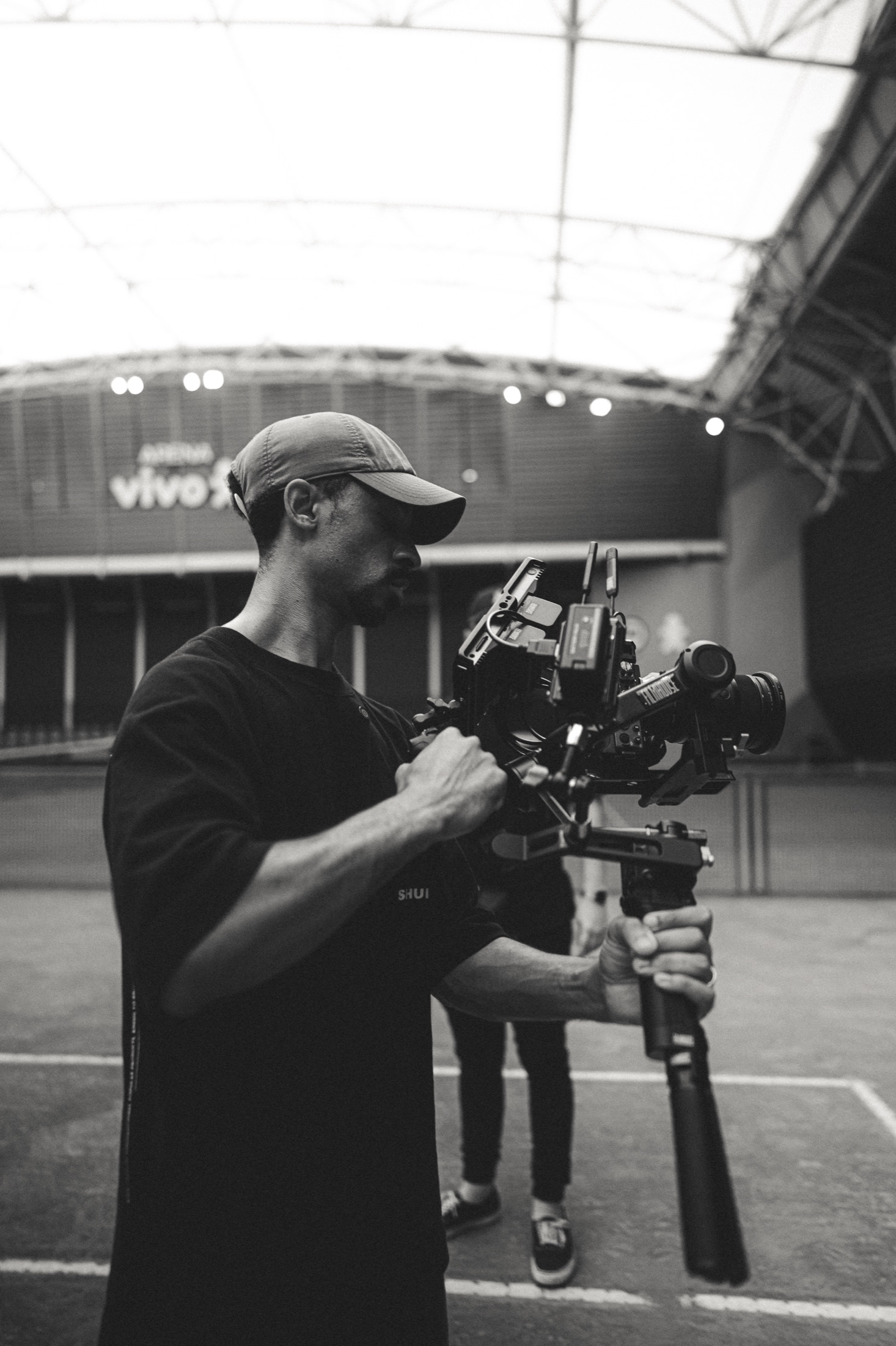 Lucas Carvalho trabalhando com câmera em um set